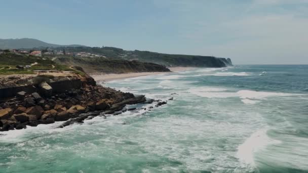 Lassított Mozgás Egy Sziklafalú Partvonal Atlanti Óceánon Fehér Hullámokkal Portugáliai — Stock videók
