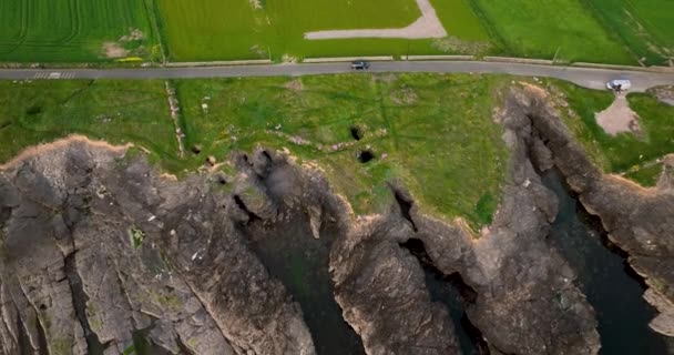 ロッキー ショア 車は岩の海岸線に沿って運転する ワイルドアトランティックウェイの風景 ケルト海の水について 魅惑的な自然 ケープフック半島の美しいスポット — ストック動画