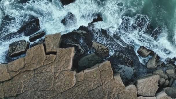 Slow Motion Aerial Vlny Atlantského Oceánu Narážejí Útesy Pohled Atlantický — Stock video