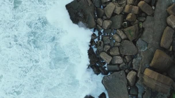 Vertikalt Havets Vågor Kraschar Mot Klipporna Utsikt Från 120 Meters — Stockvideo