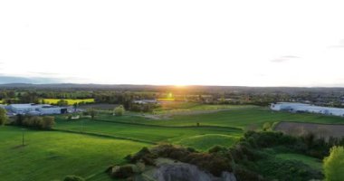 Hava fotoğrafçılığı. İrlanda 'nın çiçek açan alanları. Sarı ve yeşil alanlar. İrlanda 'nın etkileyici kırsal manzaraları. Günbatımı bulutları 5k
