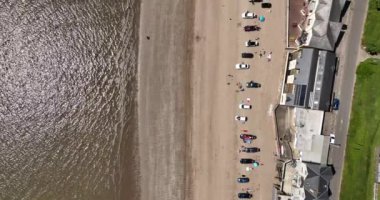 Dikey. İrlanda, Wexford 'un güneydoğusundaki Duncannon köyünde park halindeki arabalarla sahilin hava görüntüsü. 5k biçiminde yüksek kaliteli görüntüler