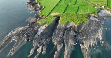 Kayalık kıyılar. Vahşi Atlantik Yolu 'nun manzaraları. Kelt Denizi 'nin suları. Cape Hook Yarımadası 'nda güzel noktalar.