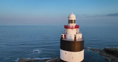 Havadan. Dairesel panorama. Wexford County, İrlanda 'daki Kanca Yarımadası' nın ucundaki Hook Head 'deki deniz fenerinde. Dünyanın en eski deniz feneri 12. yüzyılda inşa edildi.