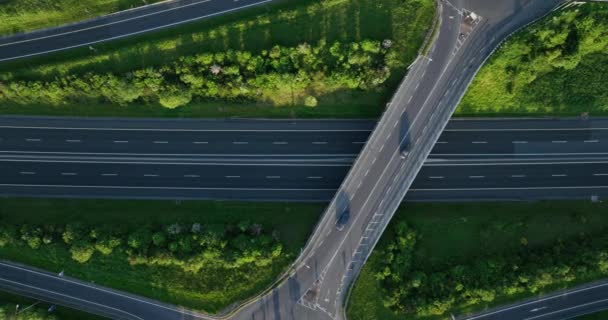 在绿地的背景下 空中俯瞰着经过一座公路桥和穿越交通的车辆 爱尔兰2023高质子弹5K — 图库视频影像