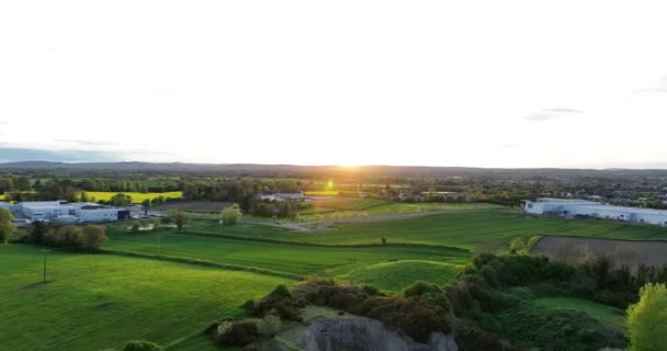 空中写真 アイルランドの花畑 黄色と緑のフィールド アイルランドの印象的な田園風景 日没の雲5K — ストック動画