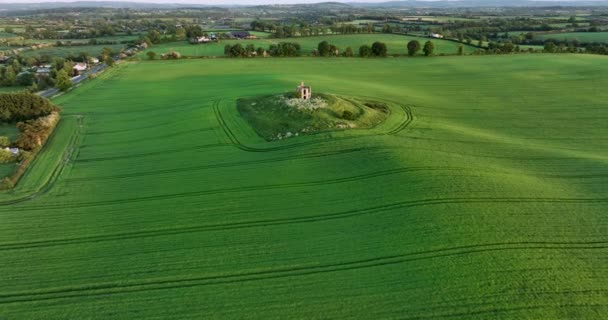Vzduch Kružnice Zřícenina Prastarého Pozadí Zemědělských Polí Irsku Poblíž Kilkenny — Stock video