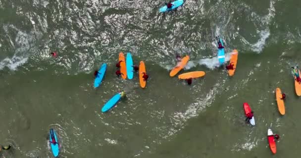 Fotografia Lotnicza Surferzy Uczą Się Pływać Falach Koncepcja Sportów Wodnych — Wideo stockowe