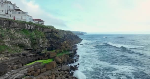 Luftaufnahme Der Wunderschönen Küste Mit Hohen Klippen Bei Sonnenaufgang Blick — Stockvideo