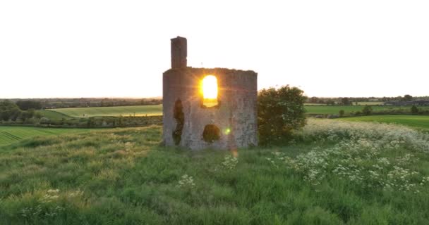 Letecký Zřícenina Starobylého Chrámu Stojí Hoře Proti Zeleným Polím Irska — Stock video
