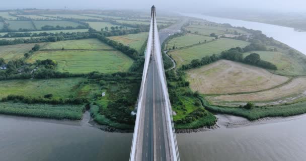 Thomas Francis Meagher桥的空中拍摄振奋人心的无人驾驶飞机飞越桥梁和运输道路 电影在河上的飞行 爱尔兰沃特福德5K — 图库视频影像