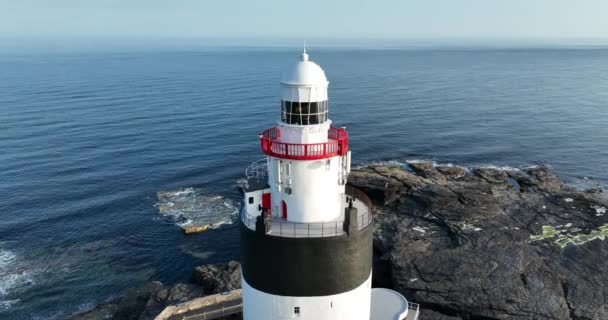 Majestátní Maják Mořským Pozadím Hook Lighthouse Nachází Hook Head Vrcholu — Stock video