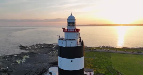 エアリアル アイルランドのウェックスフォード郡にあるフック灯台半島 世界最古の灯台 カルムと魔法の夕日 絵のようなケープ 4Kについて — ストック動画