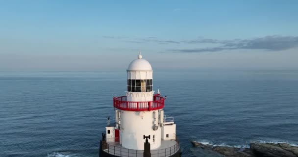 背景に海があるホック灯台 アイルランドのウェックスフォード郡フック半島の先端に位置するフック ヘッド 世界最古の灯台 4Kについて — ストック動画