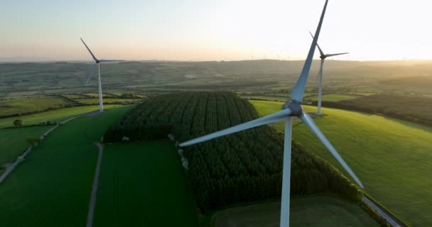Powietrza Turbiny Wiatrowe Stojące Zachodzie Słońca Zdjęcie Lotnicze Farmy Turbinami — Wideo stockowe