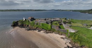 İrlanda 'daki tarihi Duncannon Kalesi' nin havadan görünüşü. Duncannon, İrlanda 'nın Wexford eyaletinin güneybatısında bulunan eşsiz bir sahil köyüdür. Yüksek kalite 5 bin.