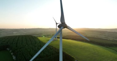 Havadan. Rüzgar türbinleri gün batımında duruyor. Rüzgâr türbinli bir çiftliğin havadan çekilmiş fotoğrafı. Temiz yenilenebilir enerji üretiyor. Alternatif enerji. Kilkenny Ireland. Yüksek kalite 5k görüntü
