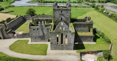 Havadan. Harap olmuş manastır. Dunbrody Abbey, İrlanda 'nın Wexford şehrinde bulunan eski bir manastır. Yüksek kalite 5k görüntü