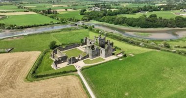 Havadan. Harap olmuş manastır. Dunbrody Abbey, İrlanda 'nın Wexford şehrinde bulunan eski bir manastır. Yüksek kalite 4k 