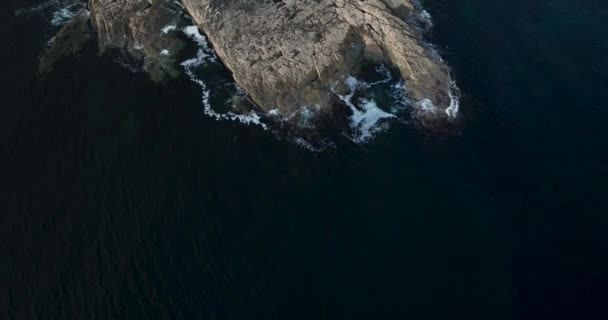 Aerial Panorama Cliffs Bottom Ocean Ancient Lighthouse Lighthouse Located Hook — Stock Video