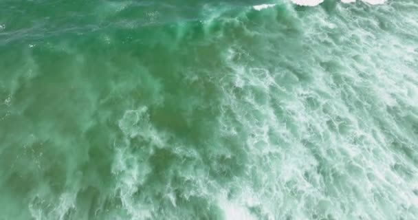 Una Vista Aérea Las Hermosas Olas Mar Verde Claro Paisaje — Vídeos de Stock
