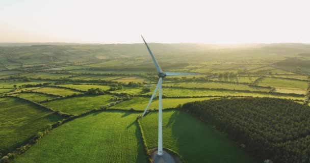 Luchtfoto Grote Windturbine Met Messen Tegen Een Achtergrond Van Zonsondergang — Stockvideo