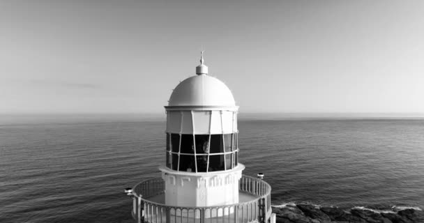 黒と白 フック灯台は アイルランドのウェックスフォード郡のフック半島の先端にフックヘッドに位置しています 世界最古の灯台は12世紀に建てられました — ストック動画