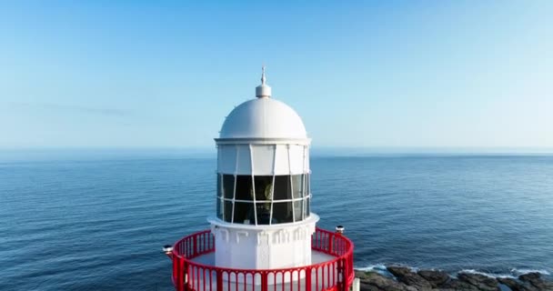 アイルランドのウェックスフォード郡のフック半島の先端にあるフックヘッドに位置する5Kフック灯台 世界最古の灯台は12世紀に建てられました — ストック動画