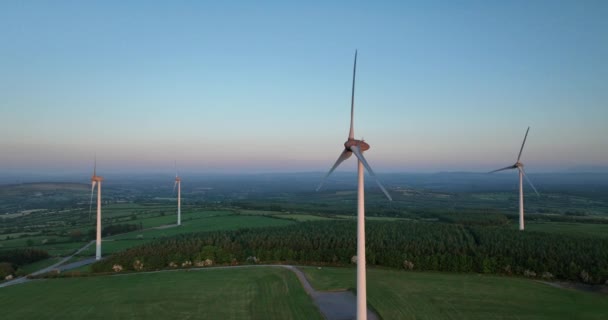 Luchtfoto Windturbines Staan Bij Zonsondergang Luchtfoto Van Een Boerderij Met — Stockvideo
