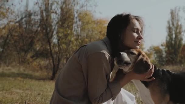 Een Mooi Meisje Knuffelt Zachtjes Haar Hond Zittend Een Bankje — Stockvideo
