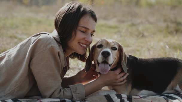 Cerca Una Chica Yace Césped Cubierto Hierba Abrazando Perro Beagle — Vídeo de stock