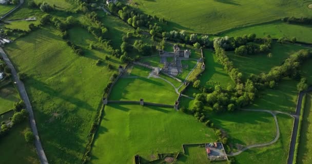 Letecký Starobylý Hrad Zasazený Zeleného Údolí Říčního Pozadí Irsku Všude — Stock video