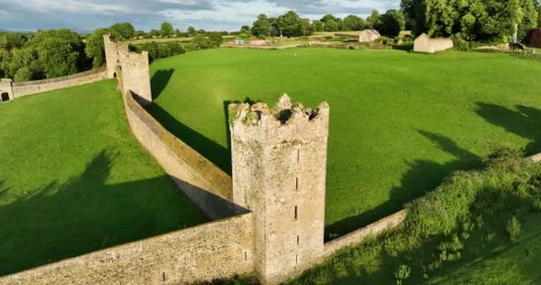 Εναέρια Μια Κυκλική Πανοραμική Θέα Μεσαιωνικό Αμυντικό Τείχος Πύργους Ενάντια — Αρχείο Βίντεο