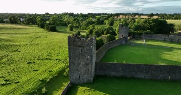 一个圆形的全景 中世纪防御墙 塔楼与Kells Priory Kilkenny Ireland 4K绿地相对立 — 图库视频影像