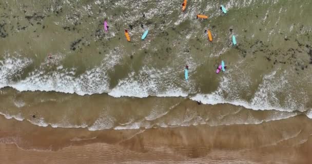 砂で波を練習するサーフィンスクールとビーチのトップビュー ウォータースポーツの概念 スローモーション — ストック動画