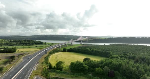 空中だ ローズ フィッツジェラルド ケネディ橋 アイルランド最長の橋 ウォーターフォード カントリー 長い高速道路と高い交差点 高品質5K映像 — ストック動画