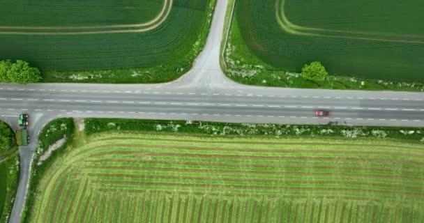 Aerial View Highway Fields Auta Jedou Dálnici Kraji Aerial View — Stock video