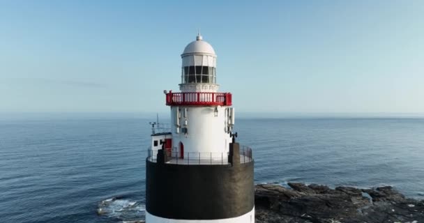 Een Majestueuze Vuurtoren Met Een Oceaanachtergrond Hook Lighthouse Een Plaats — Stockvideo