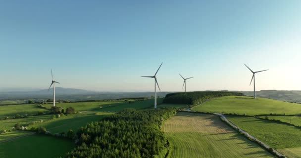 Luftaufnahme Eines Leistungsstarken Windparks Zur Energieerzeugung Unter Einem Wunderschönen Sonnenuntergangshimmel — Stockvideo