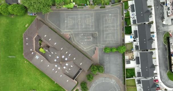 学校の庭 バスケットボールコート 学校の屋根の広いショット 鳥の目のビュー 高品質4K映像 — ストック動画