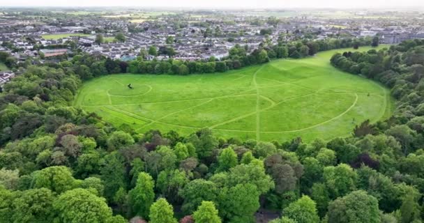 一个鸟瞰 基尔肯尼城堡公园 穿过基尔肯尼城堡公园绿树的圆形飞行 基尔肯尼市中心有巨大的绿地 4K格式的高质量镜头 — 图库视频影像