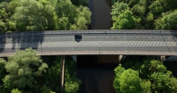 Légi Felvétel Útról Gyalogos Hídról Nore Folyó Felett Kilkennyben Írországban — Stock videók