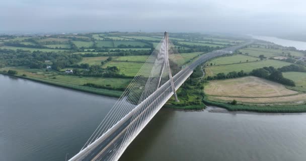 托马斯 弗朗西斯 迈格尔桥的空中景观 爱尔兰Tipperary县令人振奋的无人驾驶飞机飞行雾 爱尔兰Suir河上的斜拉桥 高质量的5K镜头 — 图库视频影像