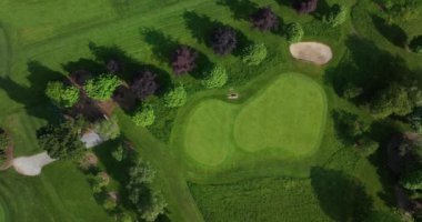 Golf sopasının üzerinden uçan bir İHA tarafından vuruldu. Yuvarlanan tepeler, kumlu alanlar ve ağaçlarla dolu güzel bir golf sahası. İrlanda. Lüks bir golf sahası.