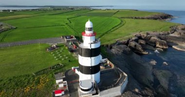 Havadan. Wexford County, İrlanda 'daki Kanca Yarımadası' nın ucundaki Hook Head 'deki deniz fenerinde. Dünyanın en eski deniz feneri 12. yüzyılda inşa edildi.