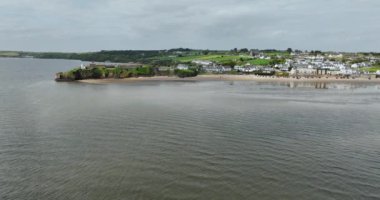 Güneydoğu İrlanda 'daki Duncannon köyünün sahil manzarası, Co. Wexford. Plaja park etmiş hafif arabalar. 5k biçiminde yüksek kaliteli görüntüler