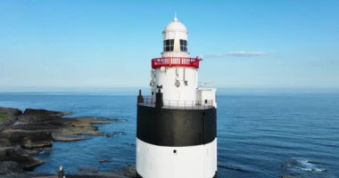 Okyanus zeminli görkemli bir deniz feneri. Kanca Deniz Feneri, Wexford County, İrlanda 'daki Kanca Yarımadası' nın ucundaki Kanca Kafa 'da yer almaktadır. Dünyanın en eski deniz feneri. 5 bin.