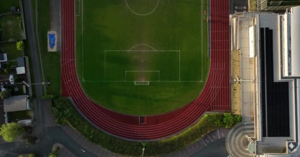 Luchtfoto Een Stadion Met Een Groene Voetbalveld Een Rode Piste — Stockvideo