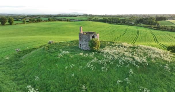 Air Circular Ruins Ancient Temple Stand Mountain Green Fields Ireland — Stock Video