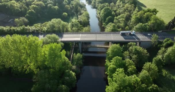 アイルランドのキルケニー州のノア川の上の道路や歩道橋の空中ビュー緑の木々が川を包み込みます 5K高品質5K映像 — ストック動画